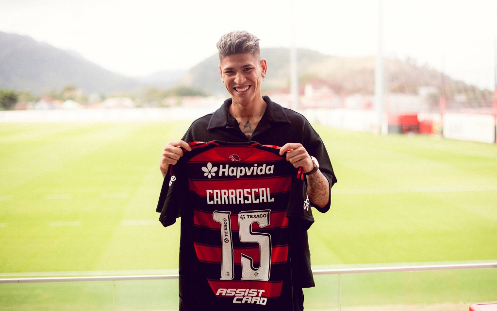 Reforço do Flamengo se inspira em Ronaldinho e revela motivo de ‘beijinho’ no pescoço
