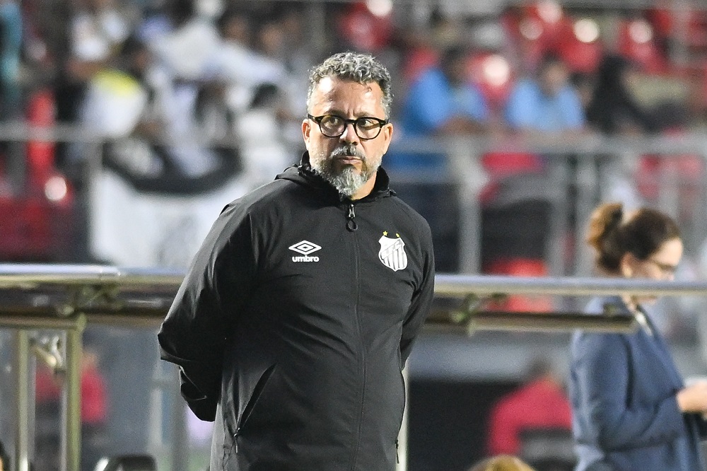 Santos demite técnico Cleber Xavier após goleada do Vasco