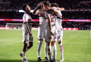 São Paulo vence Vitória por 2 a 0, chega a cinco jogos de invencibilidade no Brasileiro e cola no G4