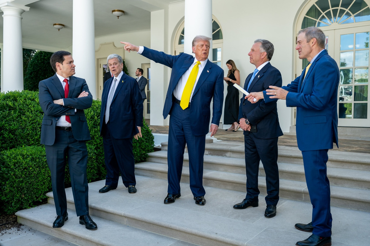 Trump condena as greves russas 'nojentos' em Kyiv, despacha Witkoff para Moscou