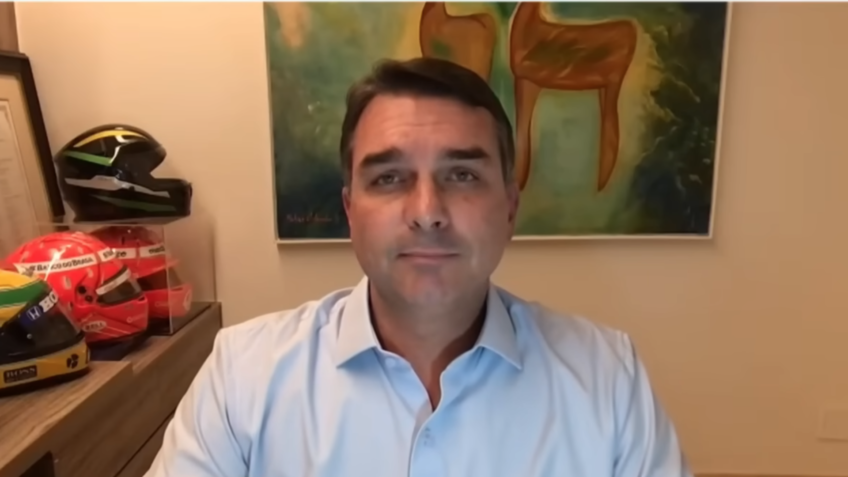 Vivemos uma ditadura, diz Flávio Bolsonaro após prisão domiciliar do pai