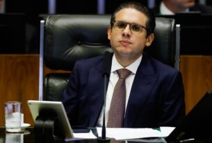 ‘Não existe mandato à distância’, diz Hugo Motta sobre Eduardo Bolsonaro