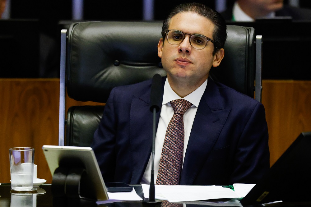 ‘Não existe mandato à distância’, diz Hugo Motta sobre Eduardo Bolsonaro